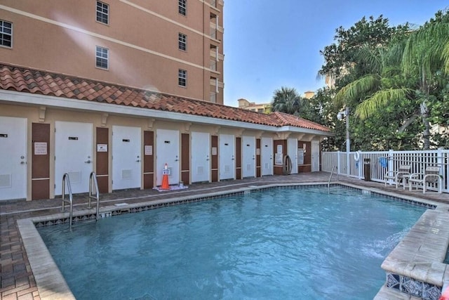 view of swimming pool