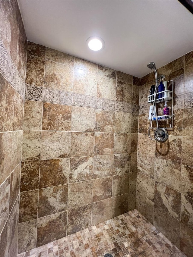 bathroom featuring tiled shower