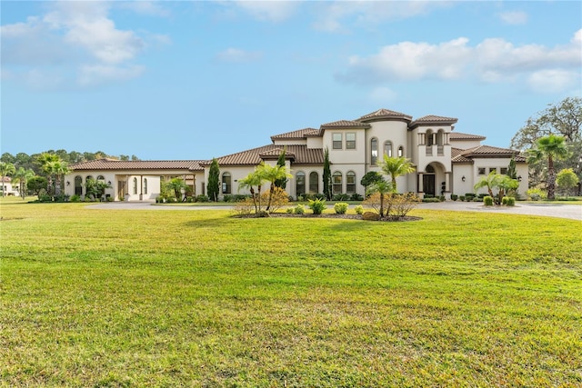 view of front of house featuring a front lawn