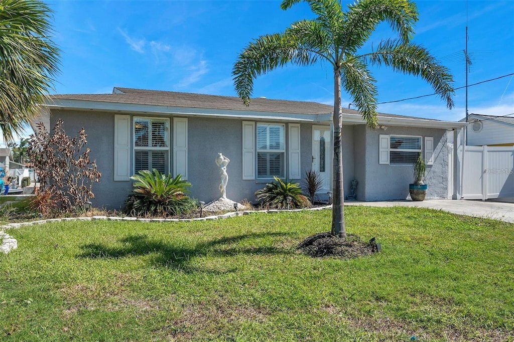 view of front of house featuring a front lawn