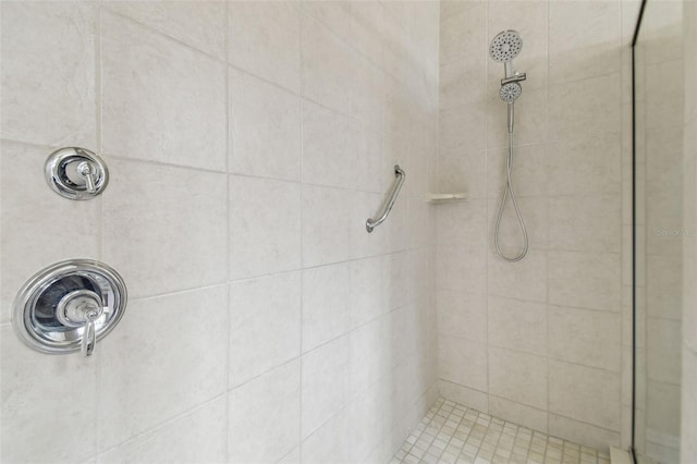 bathroom featuring a tile shower