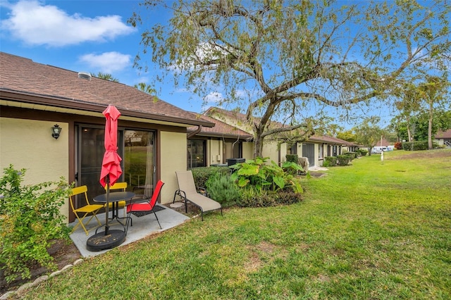 view of yard featuring a patio area