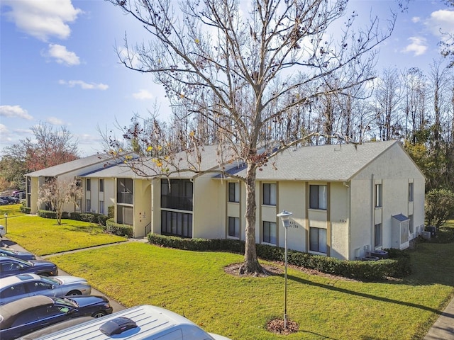 view of front of property featuring a front yard