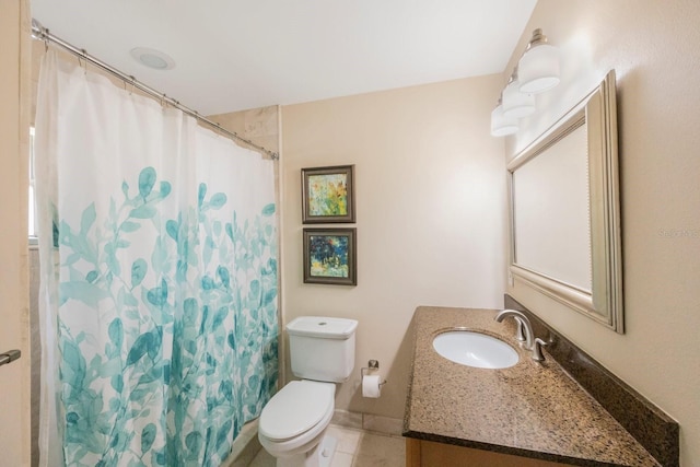 bathroom featuring a shower with curtain, vanity, and toilet