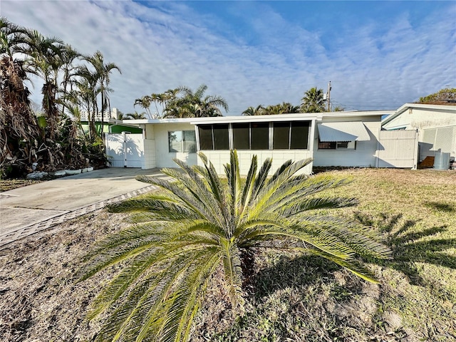 view of front of property with a front lawn