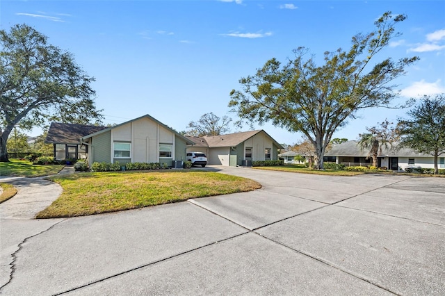 view of front facade featuring a front lawn