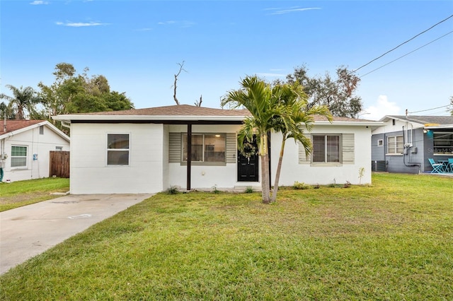 ranch-style home featuring a front lawn