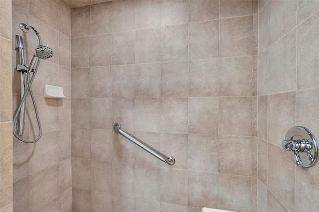 room details featuring a tile shower