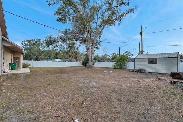 view of yard featuring a storage unit