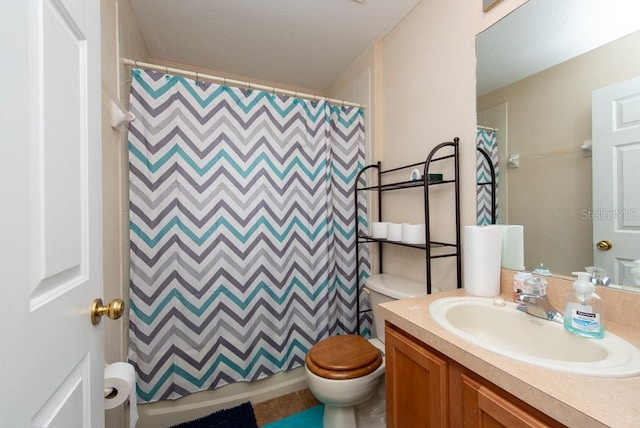 bathroom with a shower with curtain, vanity, and toilet