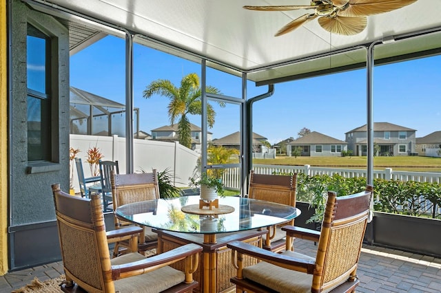 sunroom with ceiling fan