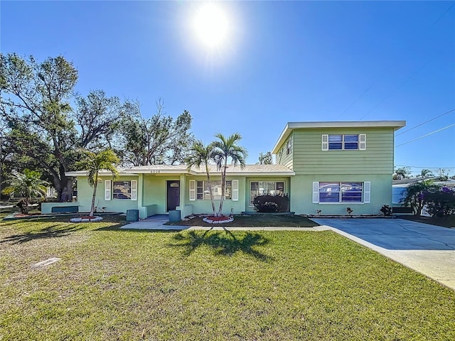 view of front of property with a front yard