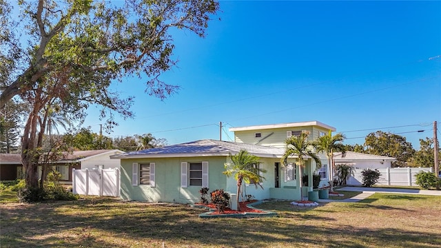 view of front of property featuring a front lawn