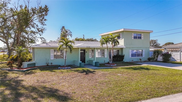 view of front of home featuring a front lawn