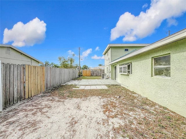 view of yard featuring a patio area