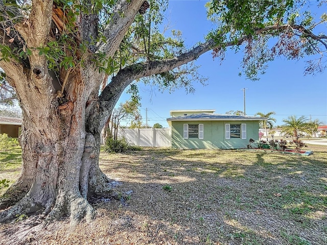 exterior space featuring a front lawn