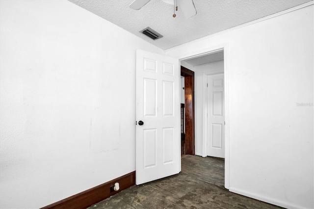 empty room featuring ceiling fan and a textured ceiling