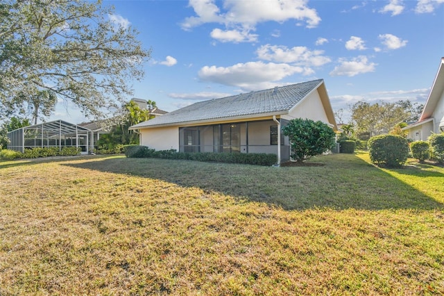 back of house featuring a lawn