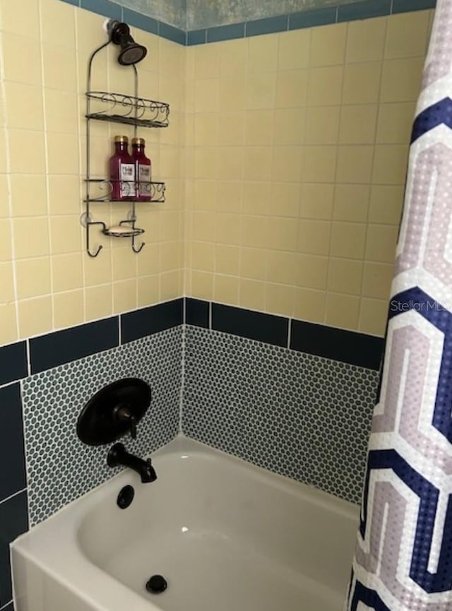 bathroom with tiled shower / bath