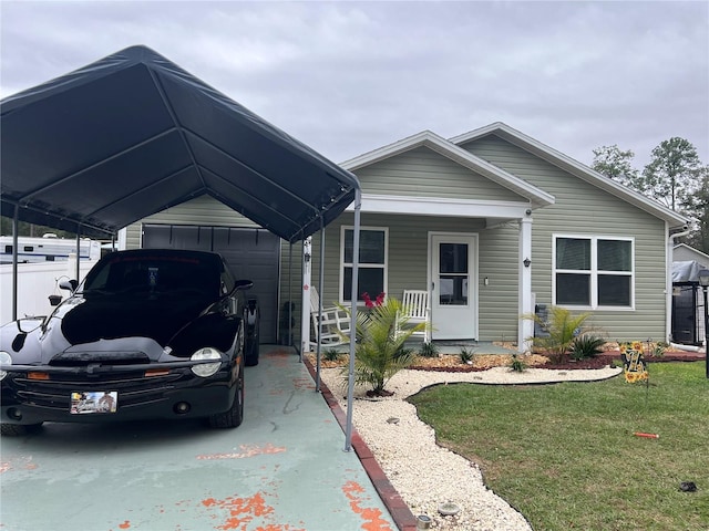 view of front of house featuring a carport, a front yard, and covered porch