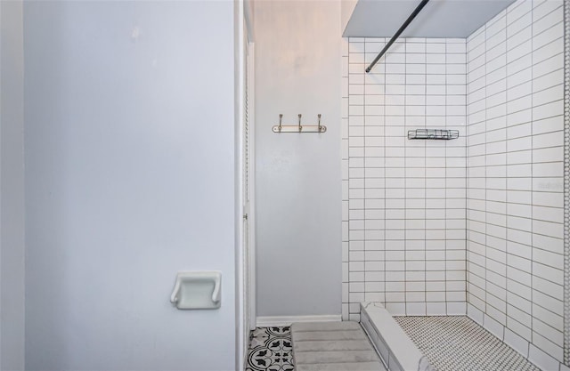 bathroom featuring tiled shower