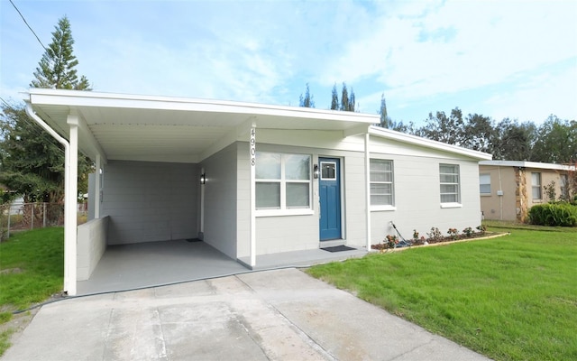 manufactured / mobile home with a front yard and a carport