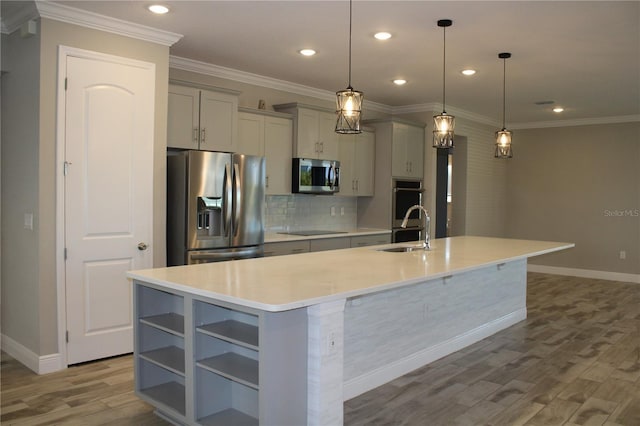 kitchen featuring stainless steel appliances, a large island, sink, and gray cabinets