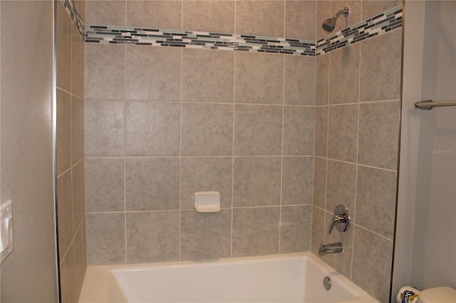 bathroom featuring tiled shower / bath