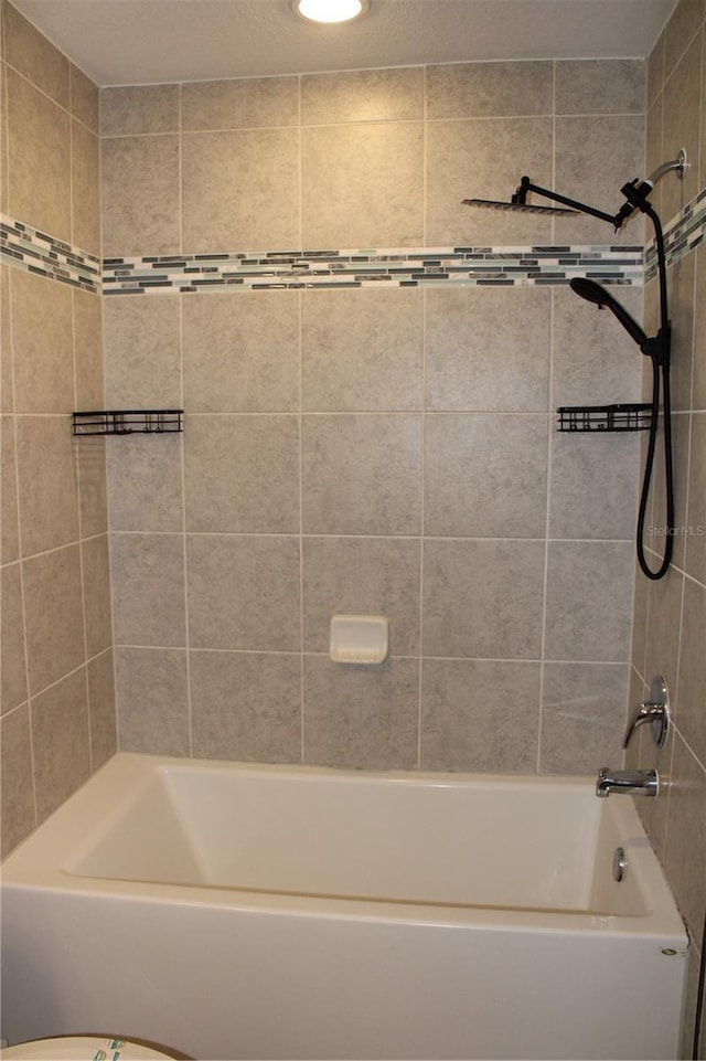 bathroom with tiled shower / bath combo