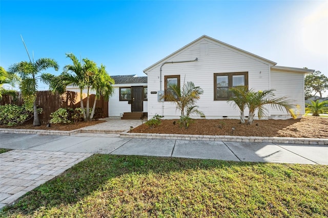 view of front facade featuring a front lawn