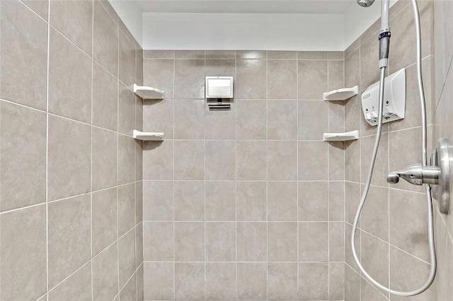 bathroom featuring a tile shower