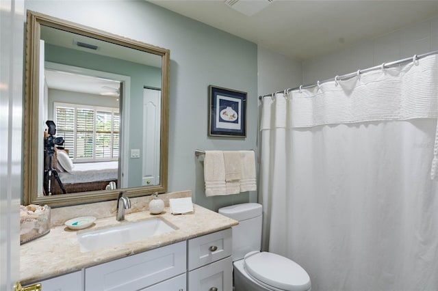 bathroom with toilet, a shower with curtain, and vanity