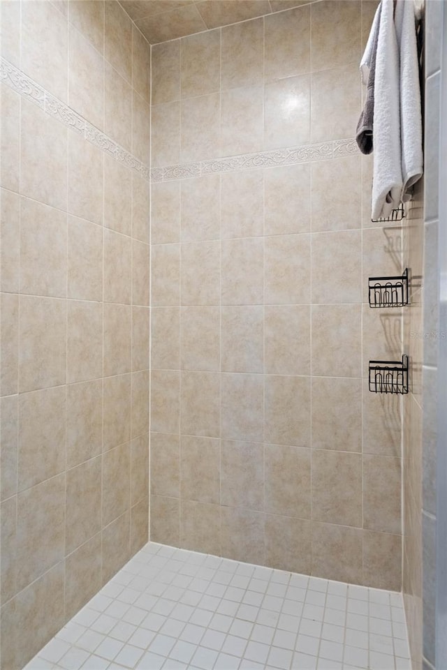 bathroom featuring a tile shower