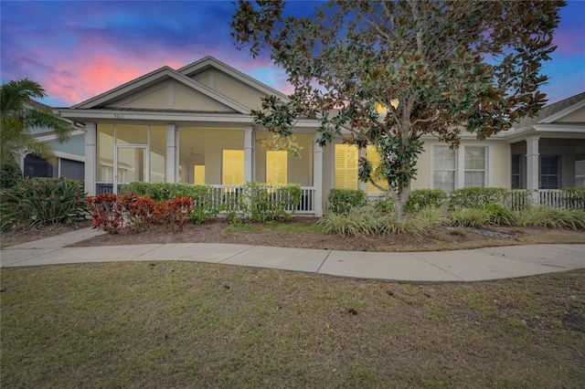 view of front of property featuring a yard