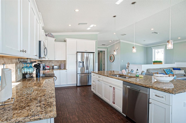 kitchen featuring sink, a center island with sink, appliances with stainless steel finishes, pendant lighting, and white cabinets