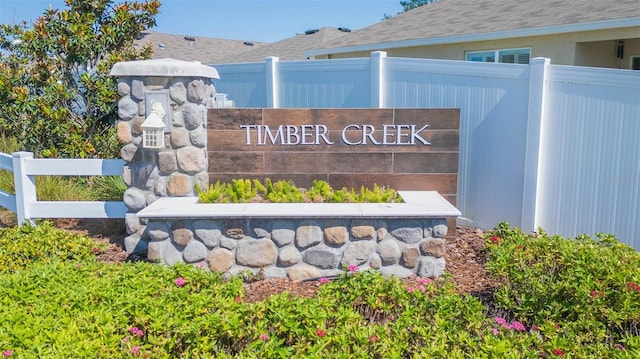 view of community / neighborhood sign