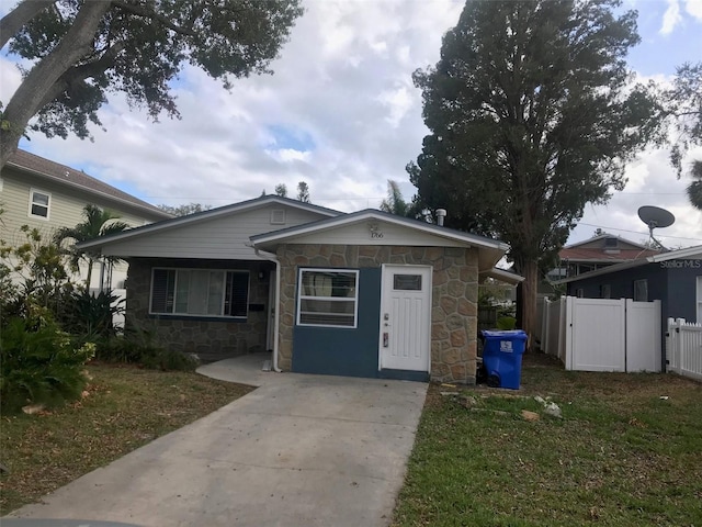 bungalow-style house featuring a front lawn