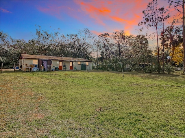 view of yard at dusk