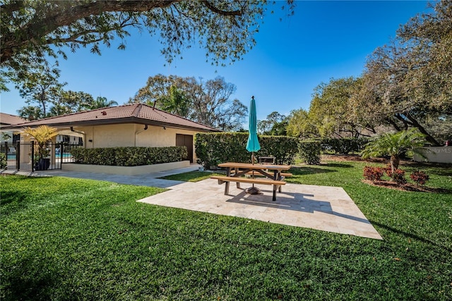 view of yard featuring a patio