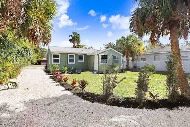 view of front of property featuring a front lawn