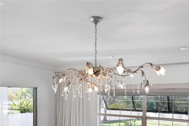 details featuring an inviting chandelier and crown molding