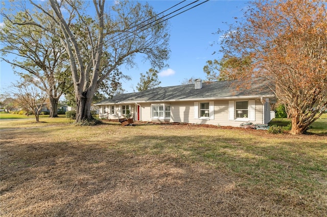 view of front facade with a front lawn