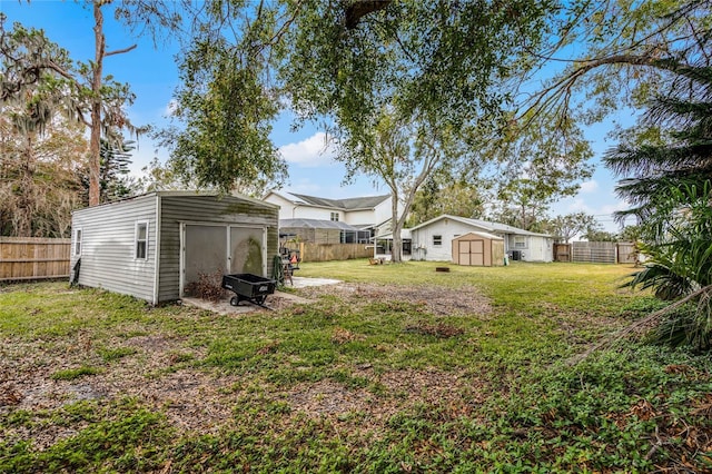 view of yard featuring a shed