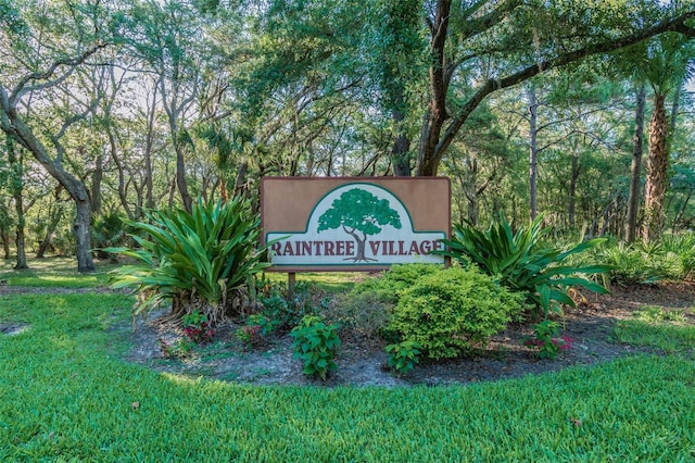 community sign with a lawn