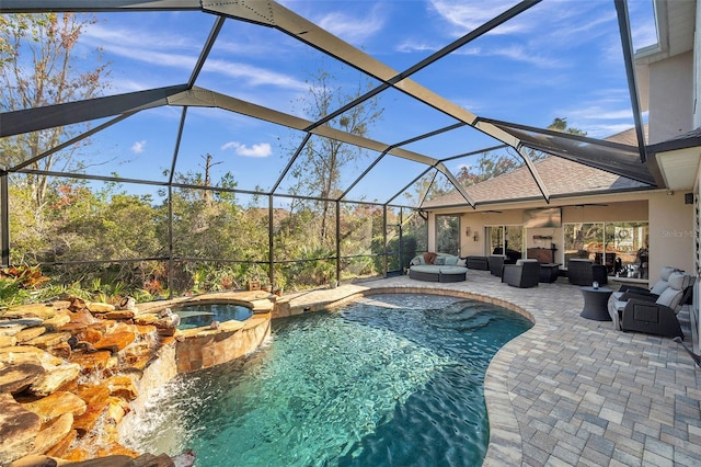 view of pool featuring an in ground hot tub, an outdoor hangout area, a patio, ceiling fan, and glass enclosure