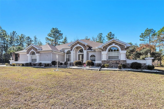 view of front of home featuring a front yard