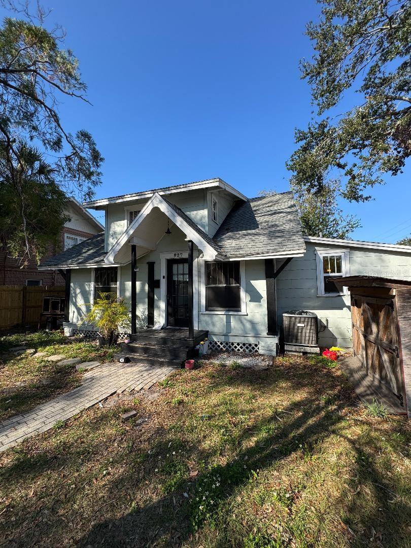 bungalow featuring a front yard