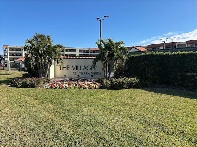 community / neighborhood sign featuring a yard