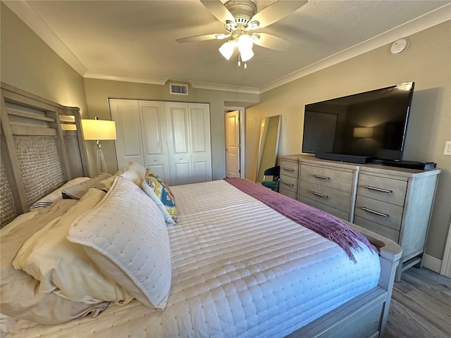 bedroom featuring ceiling fan, a closet, and crown molding