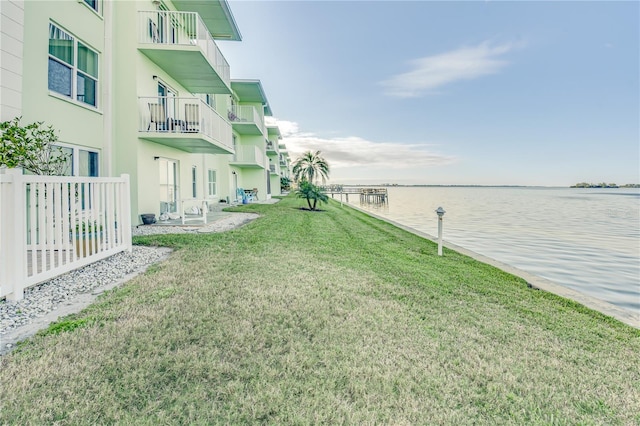 view of yard featuring a water view